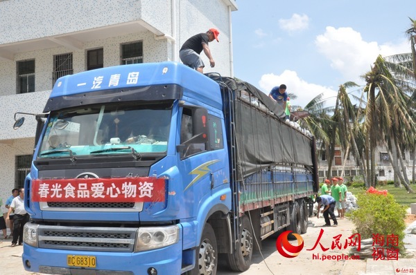 春光食品員工在卸貨